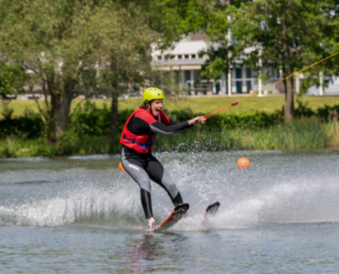 Waterskibaan De IJzeren Man Natuur en Recreatiegebied groepsactiviteit waterskieen